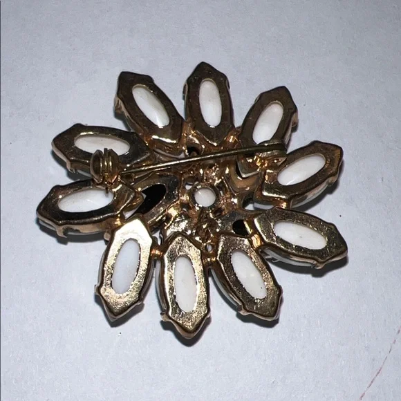 Vintage Black and White Floral Brooch - Picture 6 of 6